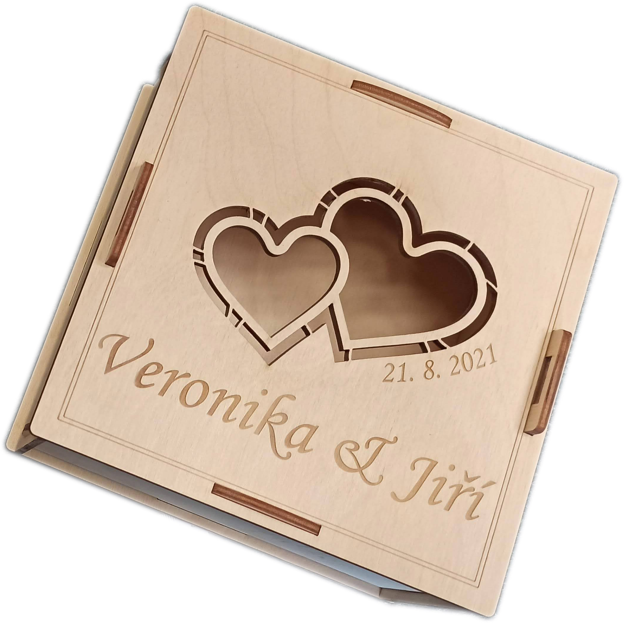 Dřevěná krabička na svatební přání se jménem
