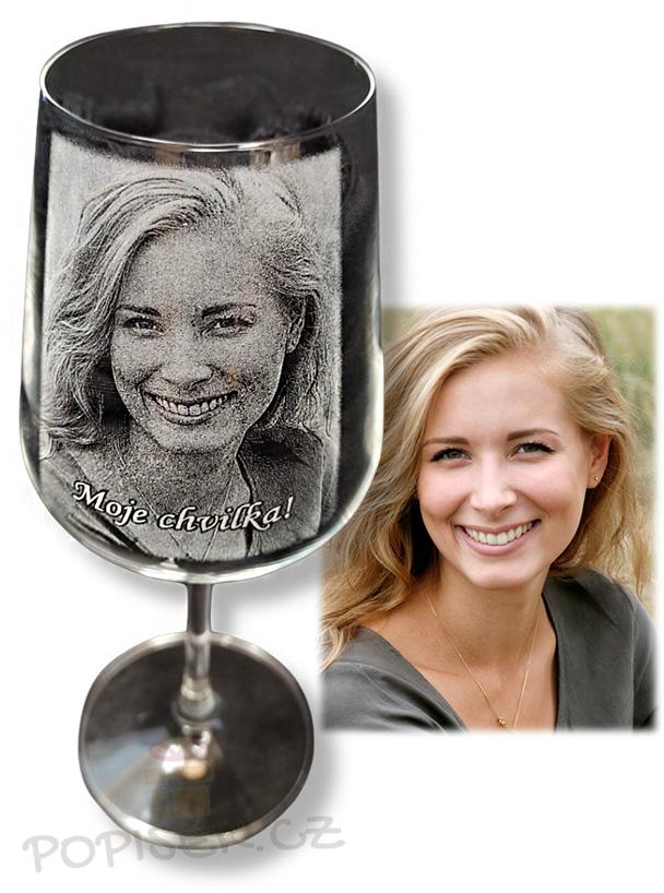 Sklenice na bílé víno s fotkou a textem