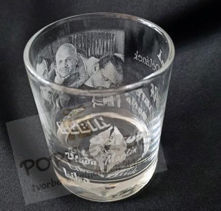 Sklenice whisky s fotkou / textem